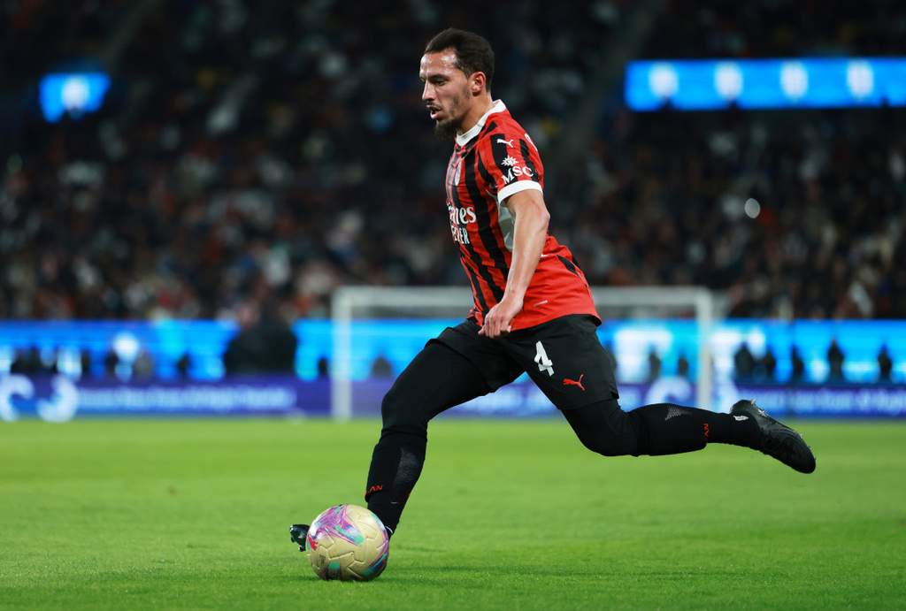 Ismael Bennacer berlari membawa bola saat membela AC Milan di pertandingan resmi.