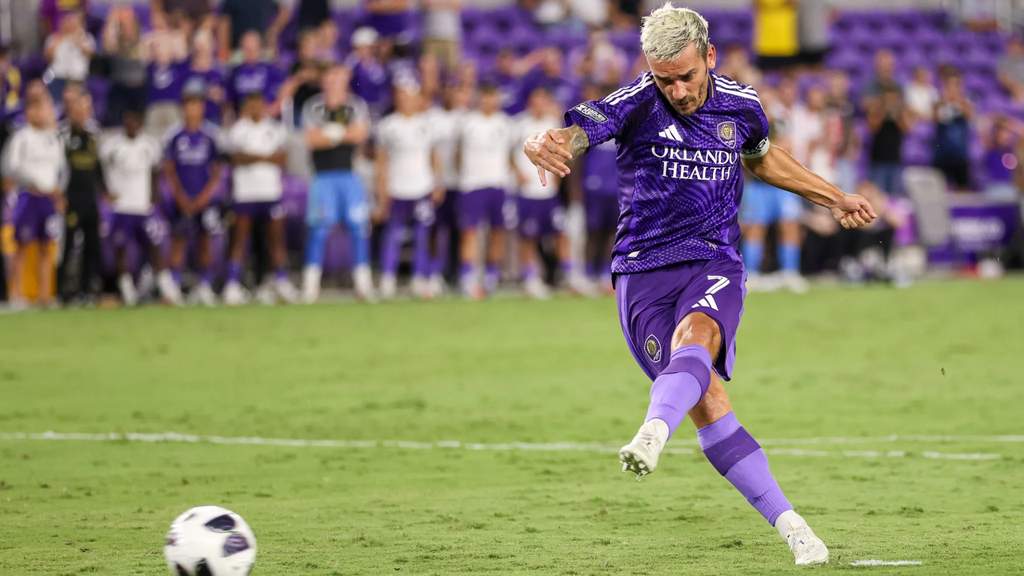 Antoine Griezmann merayakan gol bersama rekan setimnya di Orlando dalam laga lanjutan Major League Soccer.