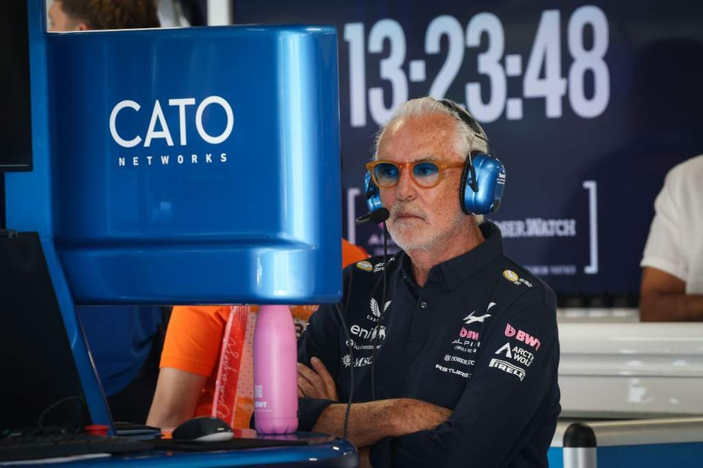 Flavio Briatore dans le paddock d'Alpine analysant la situation de l'écurie en Formule 1