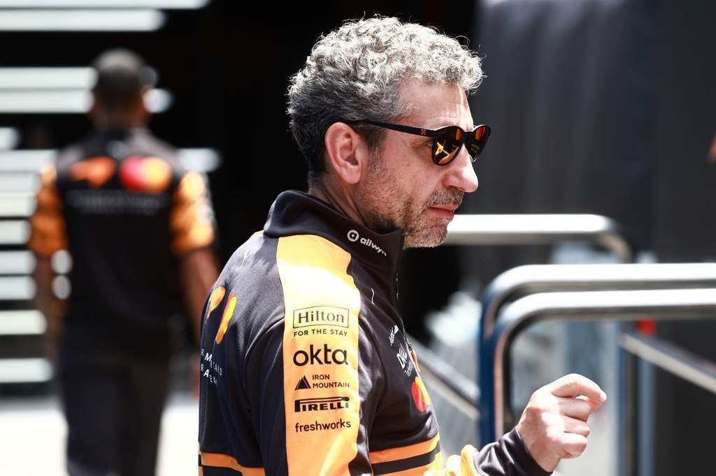 Andrea Stella s'exprime dans le paddock pour évoquer la saison de McLaren