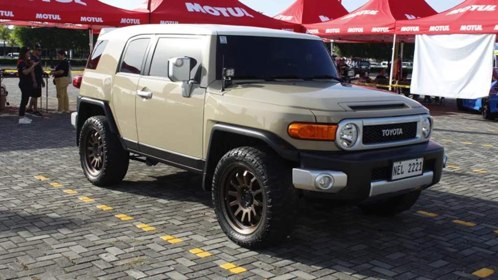 Mobil klasik Toyota Land Cruiser FJ40 parkir di area pegunungan berbatu