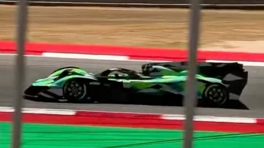 Aston Martin Uji Supercar Satu Penumpang Misterius di Portugal