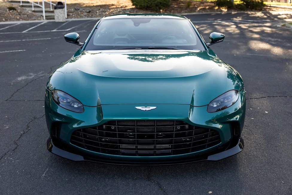 Aston Martin V12 Vantage Langka Dilelang Mulai USD 125 Ribu