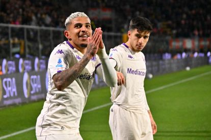 Bek Fiorentina Dodo merayakan gol di pertandingan Serie A