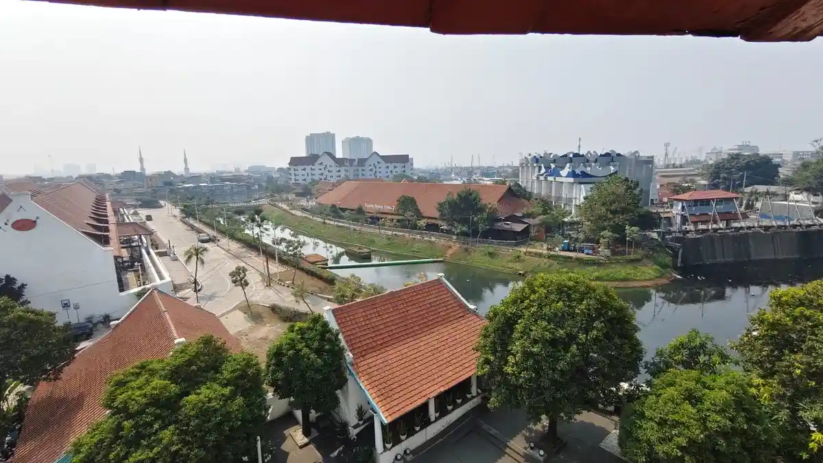 Kondisi langit Jakarta yang tertutup awan mendominasi sepanjang hari