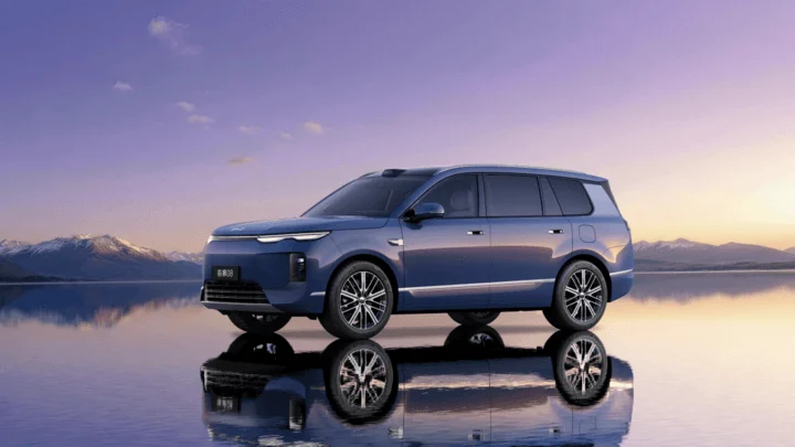 BYD Sealion 08 electric SUV parked outdoors showcasing its modern exterior design.