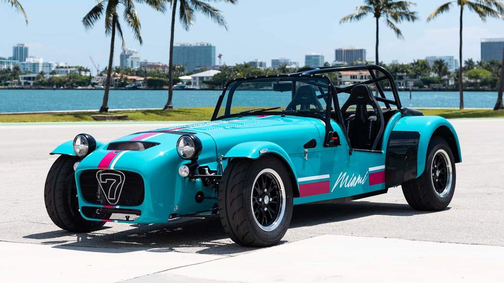 Caterham Seven Miami Special Edition berwarna biru Aqua dengan garis merah muda di ajang Monterey Car Week 2026.