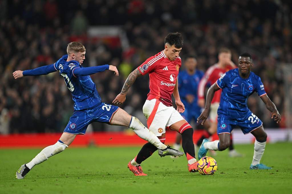 Chelsea Launch Move to Hijack Manchester United Target Manu Kone