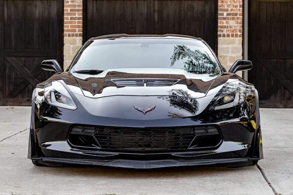 Tampilan eksterior hitam Chevrolet Corvette Z06 2018 dengan velg bronze HRE.