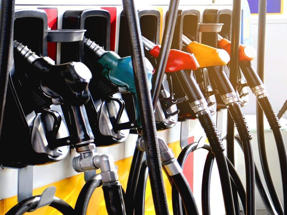 Petugas mengisi bahan bakar minyak ke mobil konsumen di salah satu SPBU wilayah China