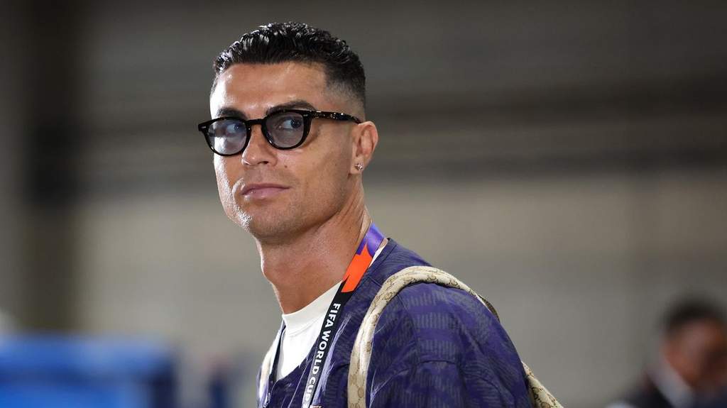 Cristiano Ronaldo sur le terrain lors d'un match de football professionnel