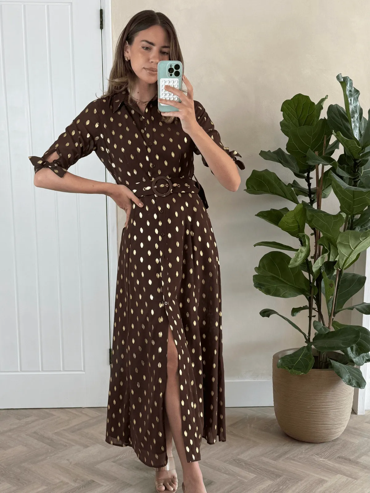 Daphne Foil Spot Shirt Dress warna cokelat dengan detail kilau emas koleksi Joy368