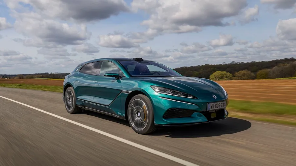 Mobil listrik mewah Denza Z9 GT sedang melaju kencang di jalur hill climb Goodwood Festival of Speed