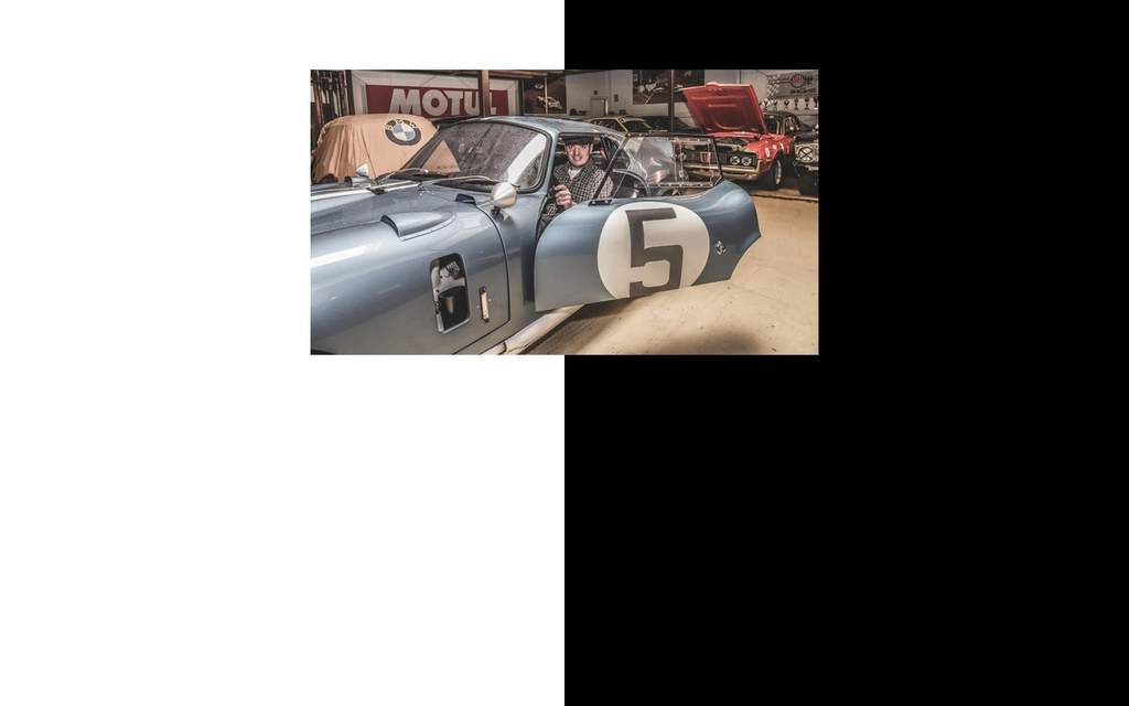 Une réplique exacte en aluminium d'une voiture de course Shelby Daytona Coupé bleue
