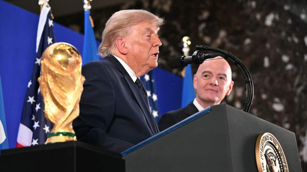 Donald Trump memberikan keterangan pers mengenai taktik Thomas Tuchel pada laga Inggris melawan Argentina