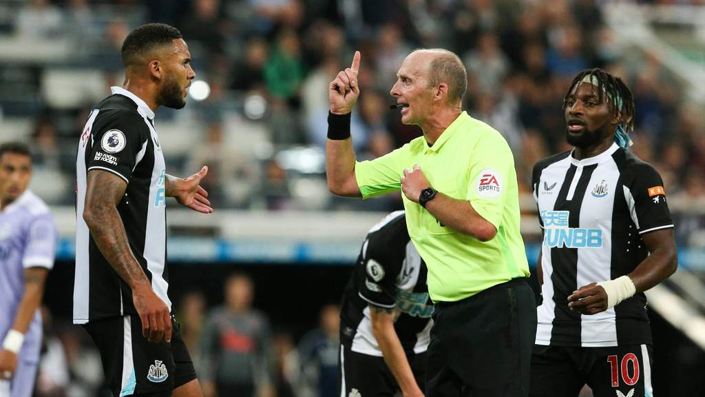 Mantan wasit Liga Inggris Mike Dean saat memimpin pertandingan sepak bola.