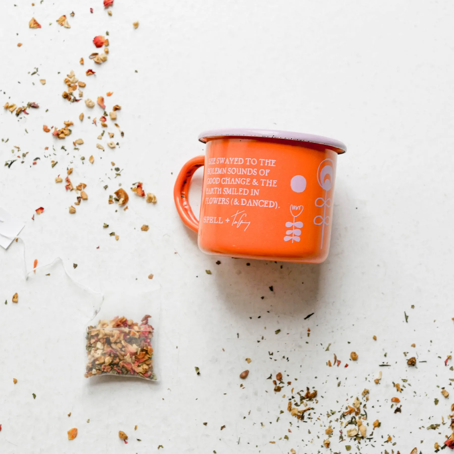 Gelas enamel estetik Enamel Mug warna Tangerine dari koleksi eksklusif Joy368
