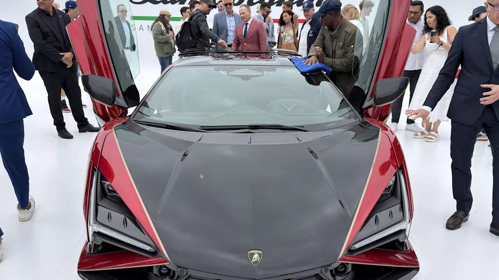 Supercars garées sur le gazon du golf de Pebble Beach en Californie