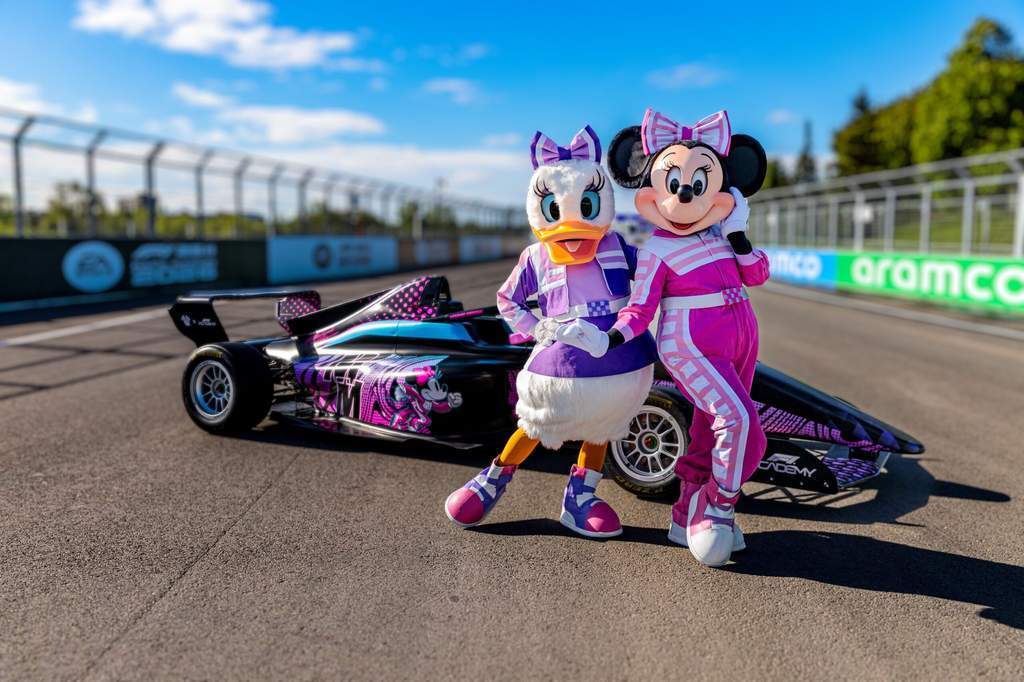 Une voiture de Formule 1 aux couleurs de Disney et Flash McQueen présente sur un circuit de course.