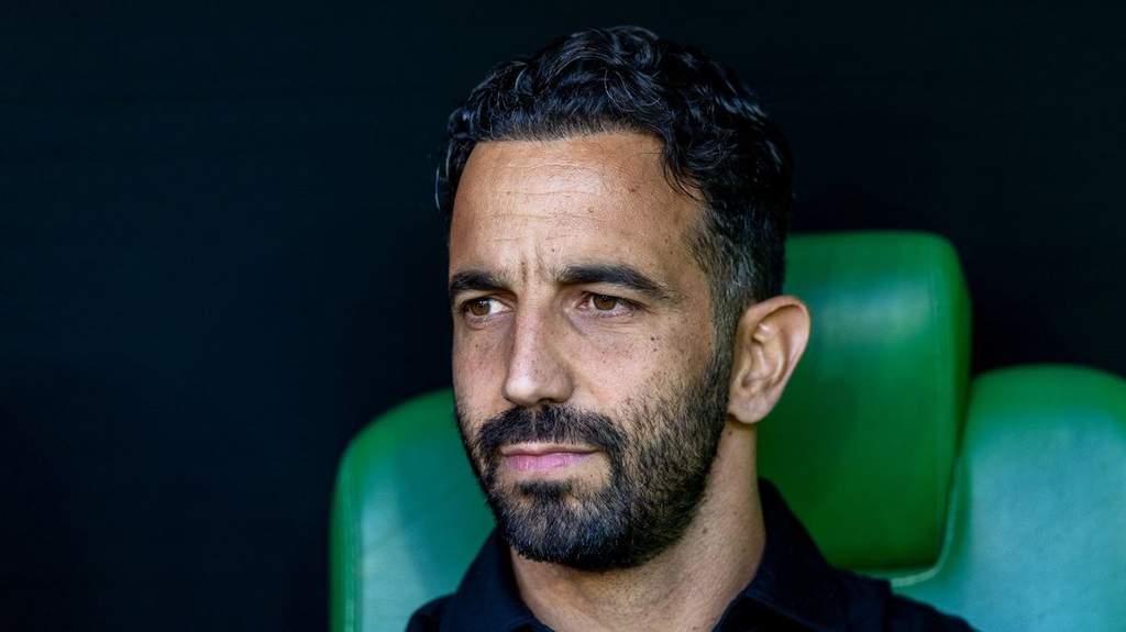 Ruben Amorim salue les joueurs de Manchester United sur le terrain après le match.
