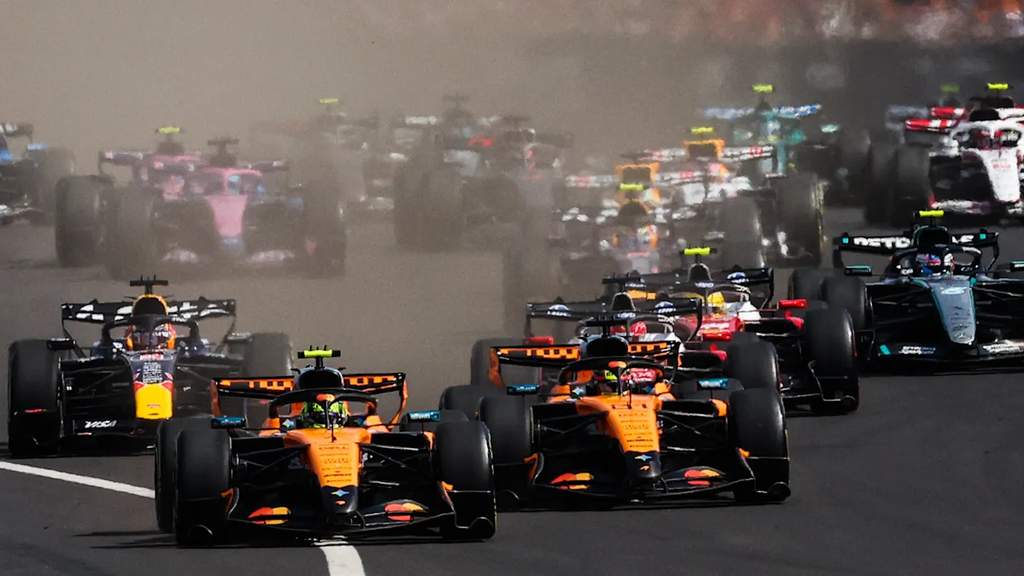 Mobil balap Formula 1 melaju kencang di sirkuit saat sesi balapan sprint.