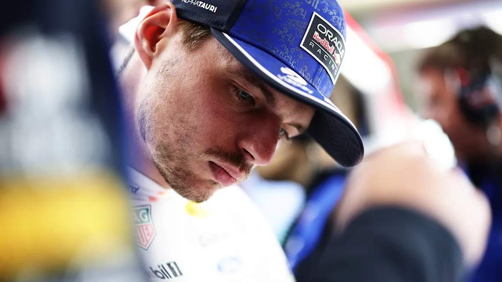Pembalap Red Bull Racing Max Verstappen tampak kecewa di dalam garasi sirkuit