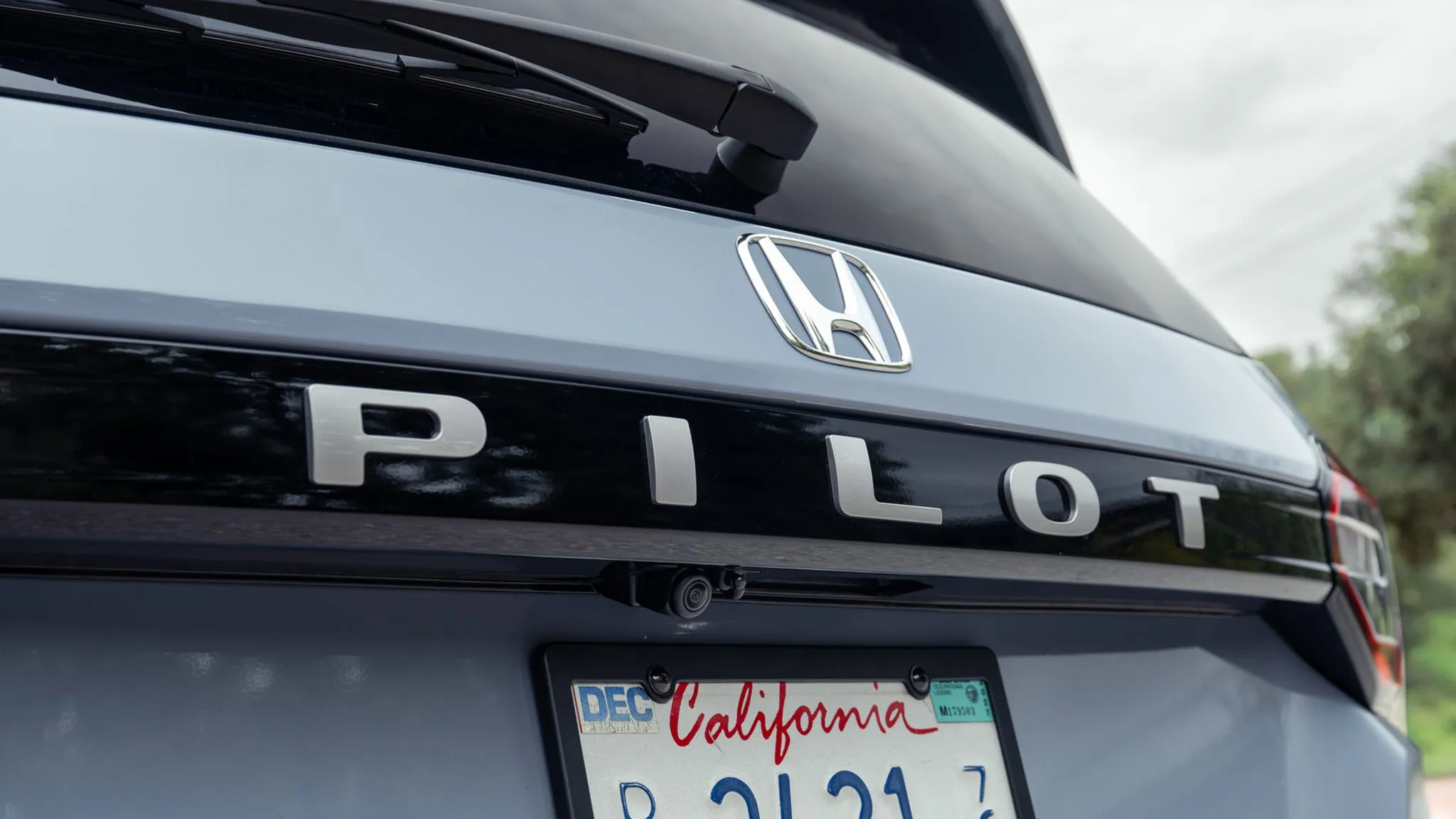 Honda Pilot SUV parked outdoors during a sunny review test drive