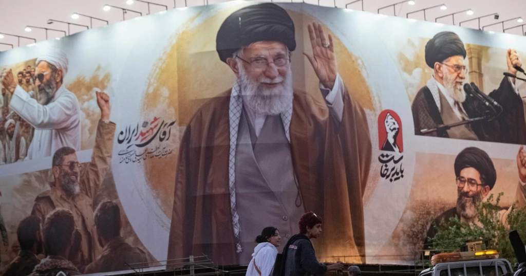 Kapal tanker minyak melintasi Selat Hormuz di tengah ketegangan militer antara Amerika Serikat dan Iran