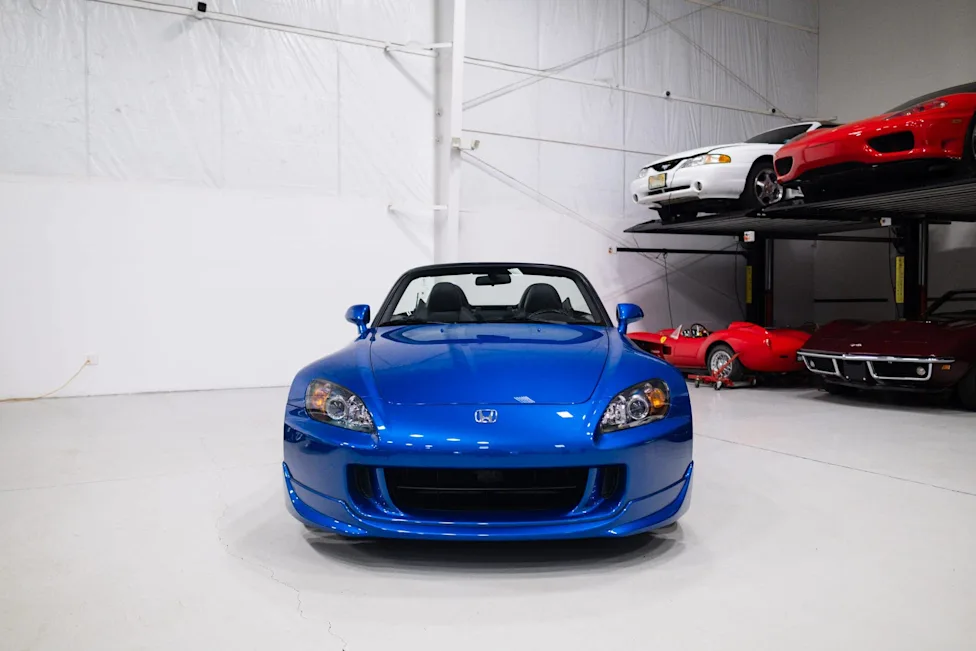 Mobil sport Honda S2000 AP2 tahun 2007 berwarna Laguna Blue Pearl tampak depan
