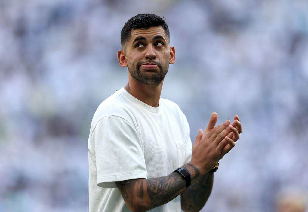 Bek Tottenham Hotspur Cristian Romero memberi tepuk tangan kepada para pendukung usai pertandingan