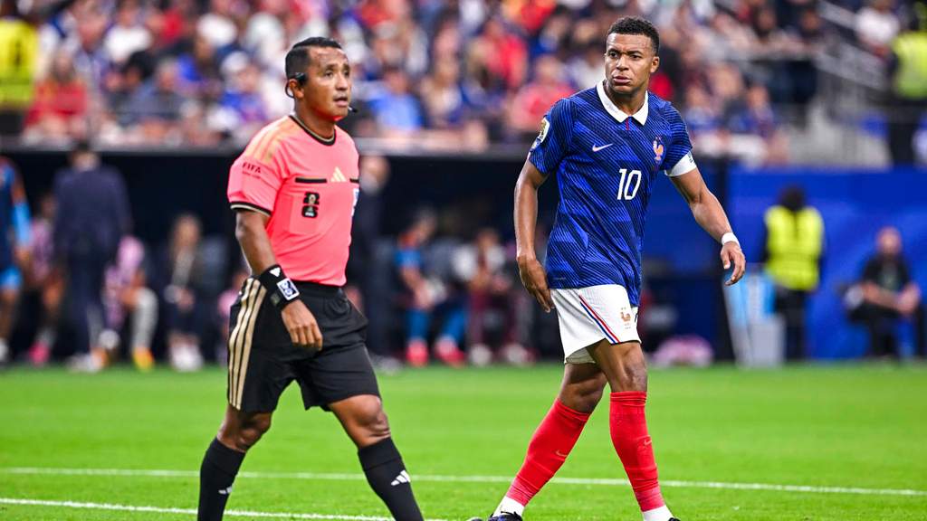 Wasit Ivan Barton memimpin pertandingan semifinal Piala Dunia 2026 antara Prancis dan Spanyol.