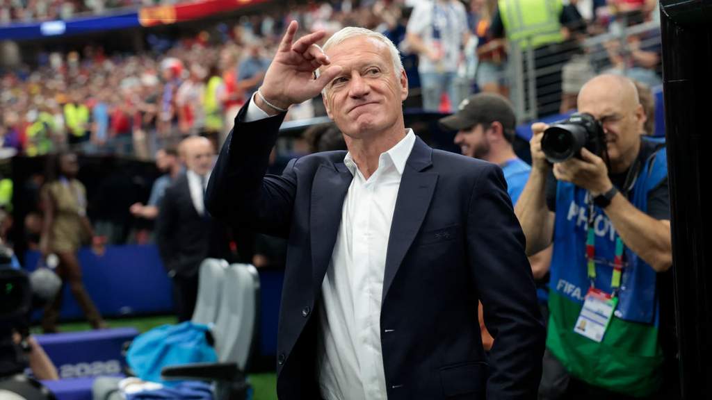 Didier Deschamps memberikan instruksi kepada pemain Timnas Prancis di pinggir lapangan