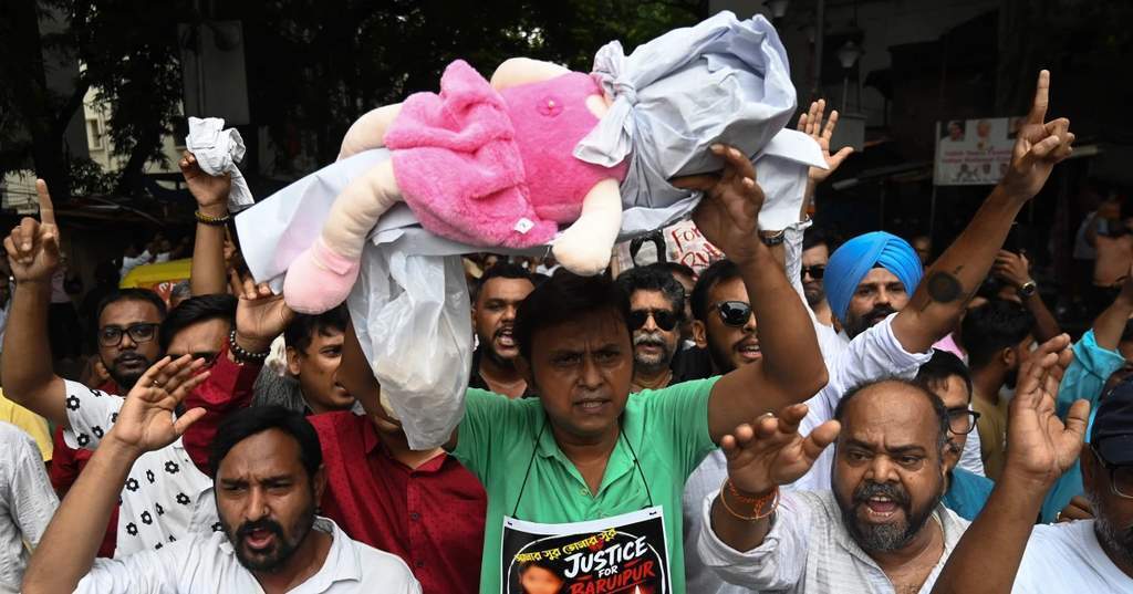 Aksi protes warga India di jalanan menuntut keadilan bagi korban kekerasan seksual di bawah pengawasan ketat aparat