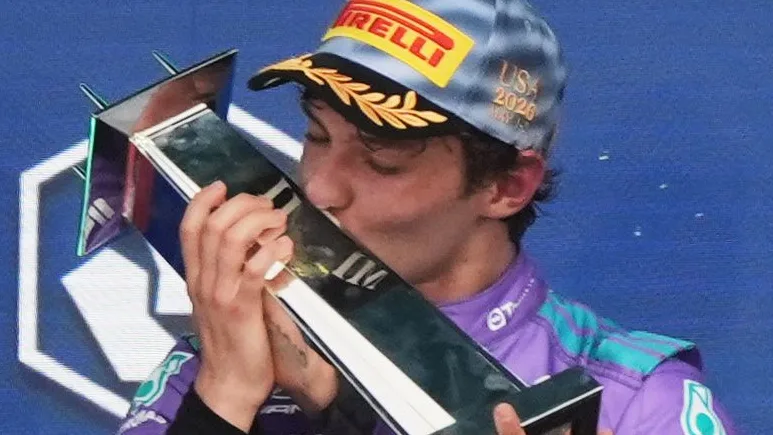 Pembalap Mercedes Kimi Antonelli merayakan kemenangan podium pertama di Formula 1 Grand Prix Miami 2026