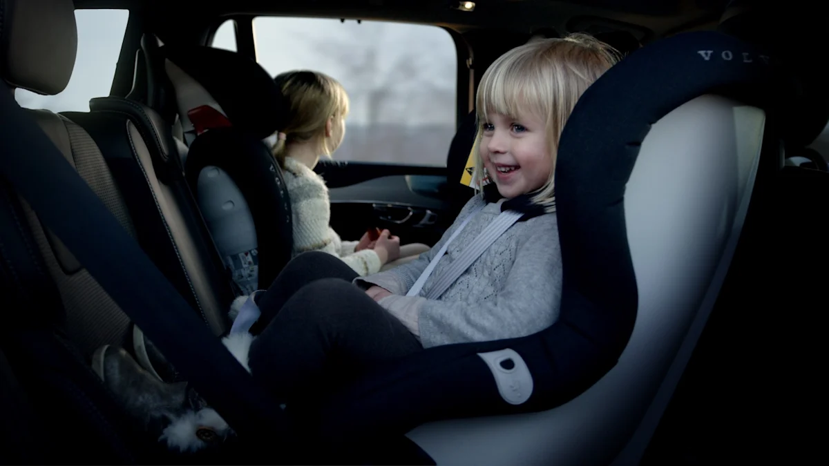 Plusieurs modèles de sièges auto pour enfants installés sur la banquette arrière d'une voiture.