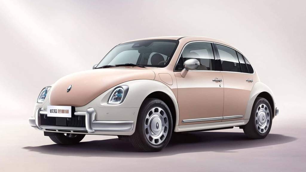 Mobil listrik Ora Ballet Cat berwarna pink putih yang memiliki desain eksterior mirip Volkswagen Beetle klasik