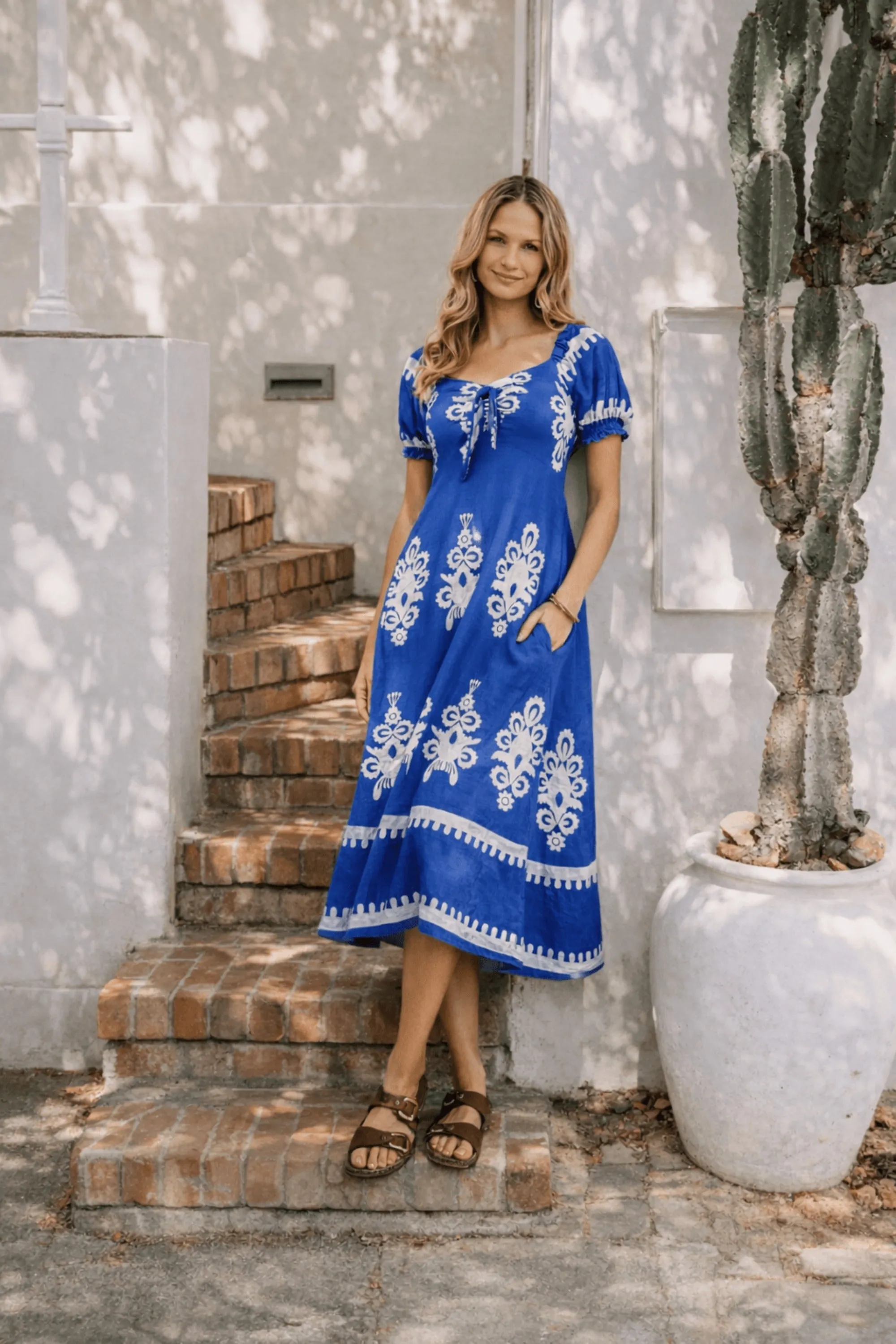 Model mengenakan Knot Front Midi Dress Blue elegan dari Joy368