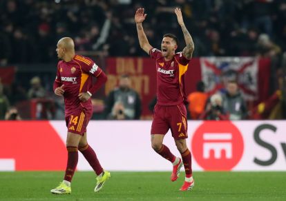 Lorenzo Pellegrini merayakan gol untuk AS Roma di Stadio Olimpico.