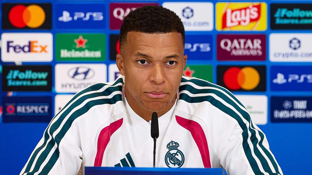 Kylian Mbappe saat konferensi pers jelang laga Liga Champions.