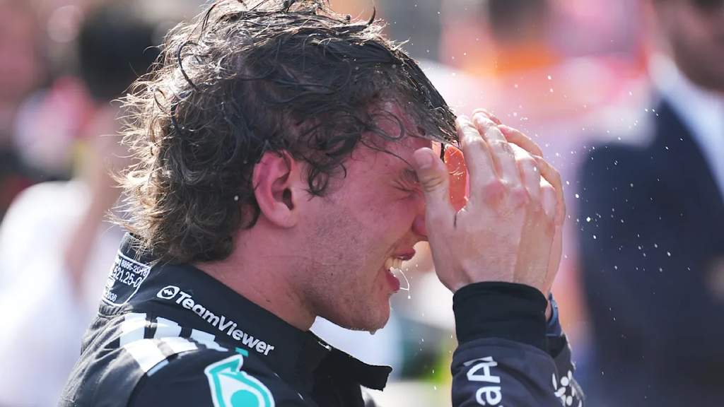 Pembalap Lando Norris merayakan kemenangan di podium Formula 1 Grand Prix Hungaria.