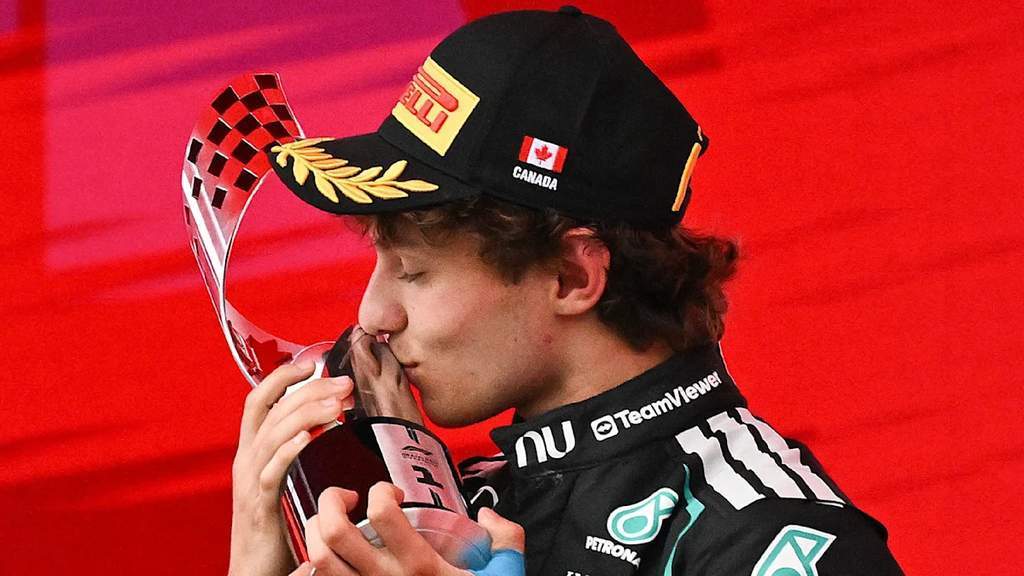 Pembalap Ferrari Lewis Hamilton merayakan kemenangan di atas podium GP Barcelona.