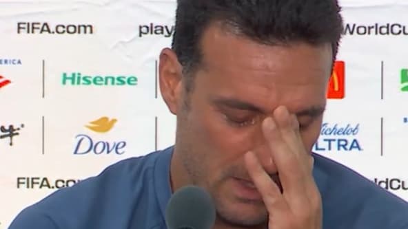 Pelatih Argentina Lionel Scaloni menangis saat konferensi pers setelah kekalahan di final Piala Dunia 2026