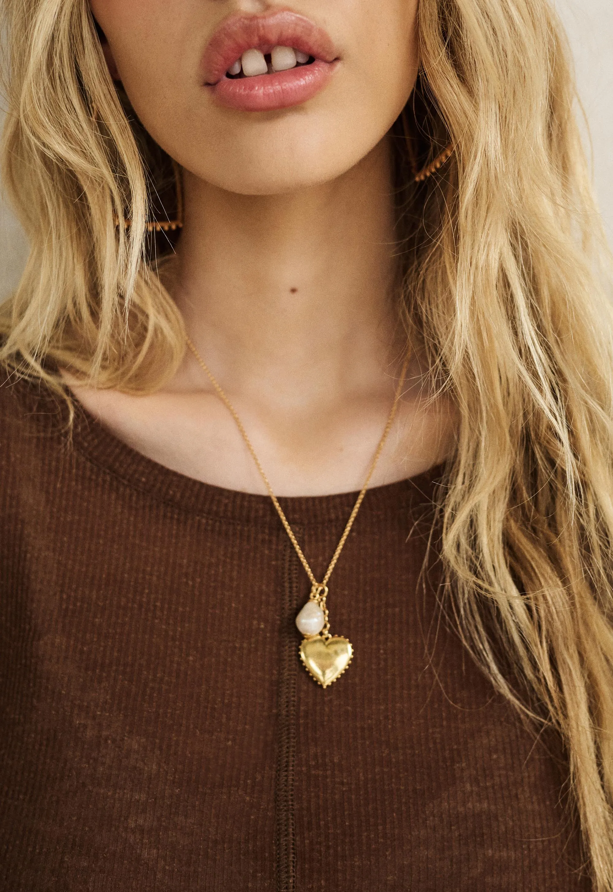Lonely Hearts Charm Necklace lapis emas 22K dengan liontin hati dari Joy368
