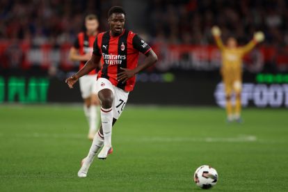 Pemain muda AC Milan Alphadjo Cisse saat bertanding di lapangan hijau.