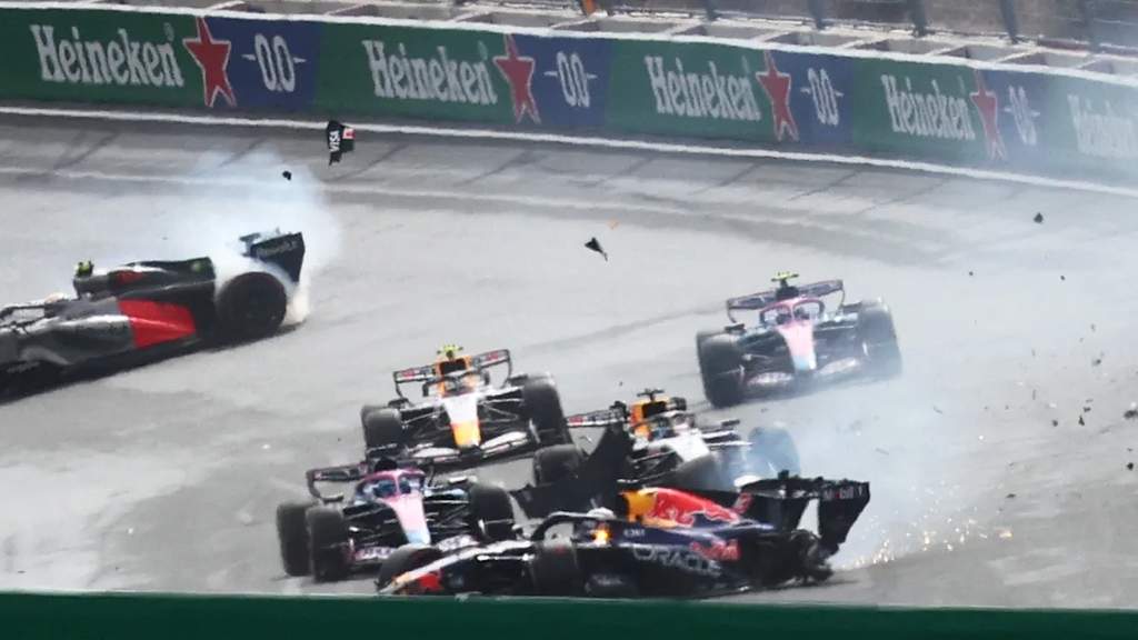 Mobil Red Bull Max Verstappen mengalami kerusakan parah usai menabrak dinding pembatas di Sirkuit Zandvoort.
