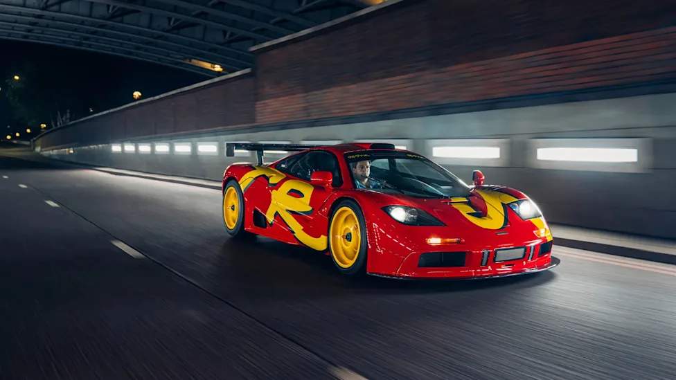 Mobil balap langka McLaren F1 GTR sasis 10R milik Nick Mason dengan corak pabrikan merah kuning