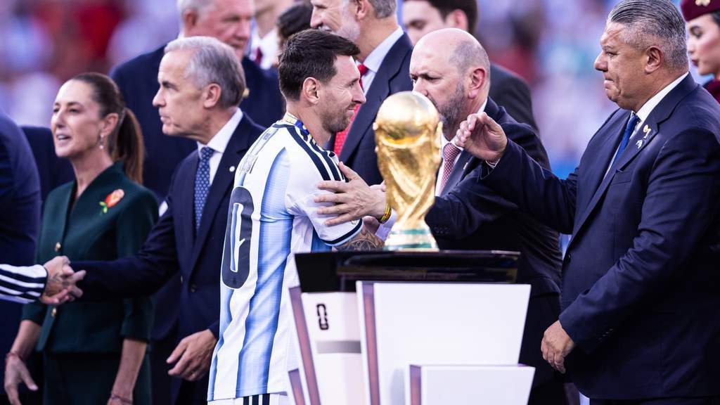 Lionel Messi tertunduk lesu setelah Argentina kalah dari Spanyol di final Piala Dunia 2026