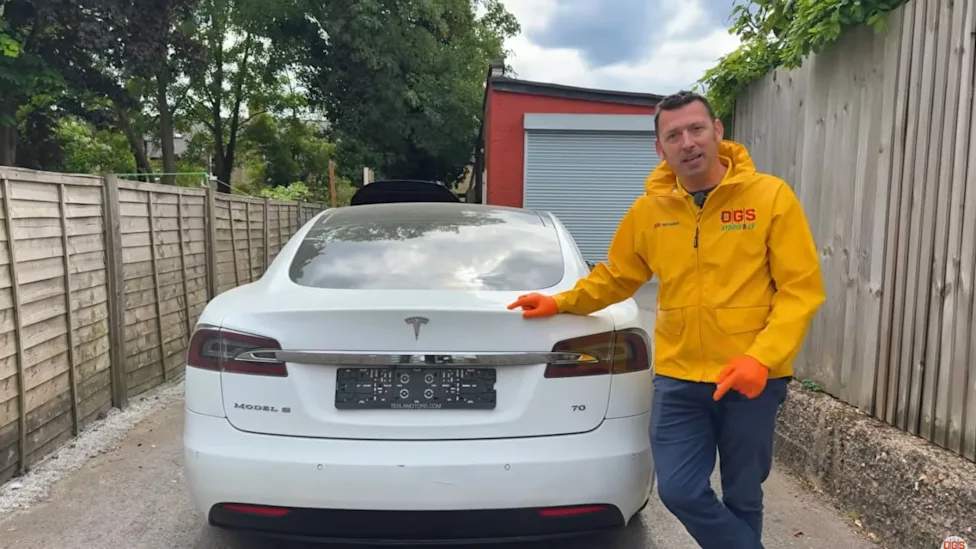 Mekanik Hidupkan Kembali Tesla Model S Bekas Berjarak Tempuh Tinggi