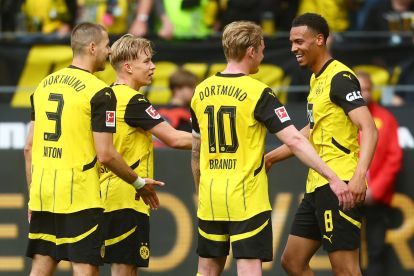 Daniel Svensson merayakan gol bersama rekan setim di Borussia Dortmund.
