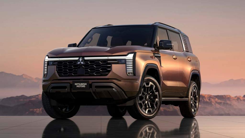 Tampilan eksterior mobil SUV Mitsubishi Pajero terbaru dengan desain tangguh di medan off-road.